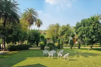 Image de Charming farmhouse retreat with lush gardens and serene views
