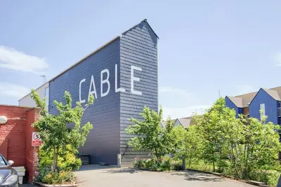 Image de 21 Cable Yard- Sylish, modern and central house
