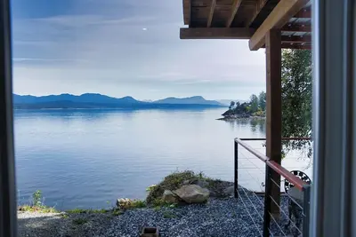 Image de Amazing views, private, spacious, waterfront luxury, quality artwork.
