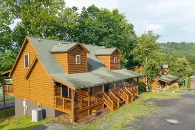 Image de 11br Retreat | Walk to Wj | 2 Cabins | Sleeps 27