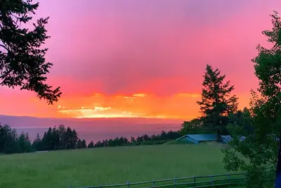 Stunning Flathead Lake Views! 3-bedroom house in Bigfork w/private deck/firepit