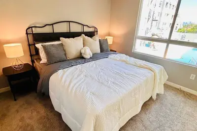 Image de Aprt. Mid- Wilshire - Wake up to iconic views of downtown Los Angeles