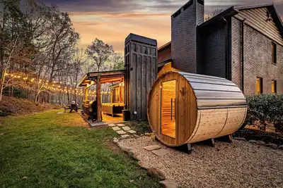 Image de 10 Acres, Sleeps 12 + Hot Tub + Sauna + Stocked Fishing Pond + Kayaks & More