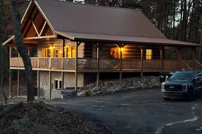 Image de Cliffside Hideaway 2bed 2Bath Secluded Cabin. New Construction