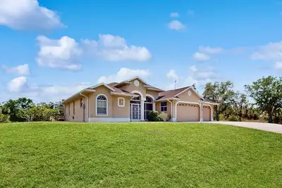 Image de Tropical home with in ground pool and large private backyard