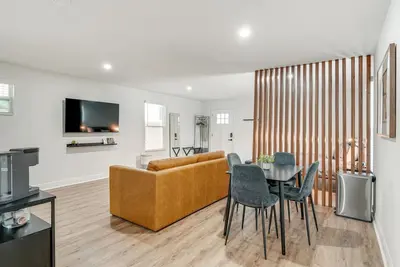 Image de Stylish Lakeland Studio w/ Workspace