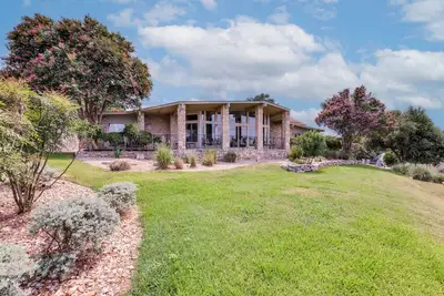 Image de Old Lakeway with Lake View and Swim Spa. 30 Day Minimum.