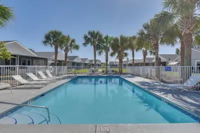 Image de 1 Mi to Shore: Home w/ Patio in Panama City Beach
