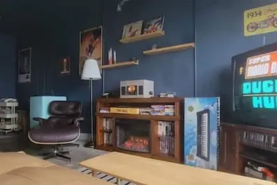 Image de Downtown Designer Duplex close to Beach! Spa Tub, Sunroom, Game Room, Ev & more!