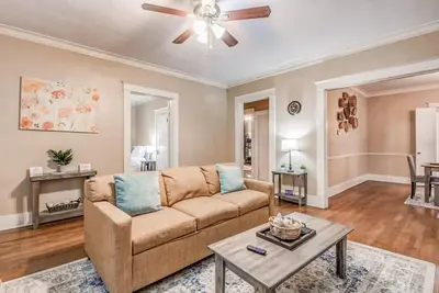 Image de Mins to Downtown, Bottom Unit - Bluemoon Bungalow