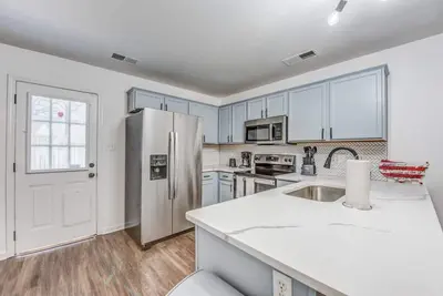 Image de Mins to Downtown & U of Memphis! High Point Duet 2