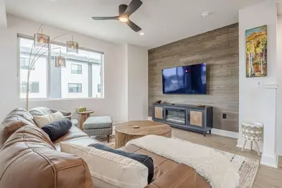 Image de New! Riverfront Escape: Downtown Townhome w/ Bbq