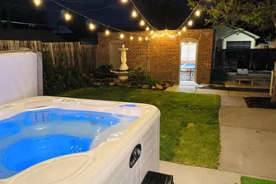 Image de Vibe City! RiNo Escape w/ HotTub, 2 Game Rooms, Private Backyard, 4th Night Free