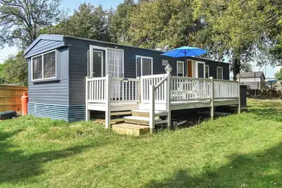 Image de Well-presented, secluded static caravan featuring spacious decking and a large enclosed lawn area.