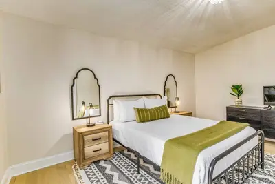 Image de 15 Min to Pensacola Beach + 3 Min to Down Town + Pet Friendly!