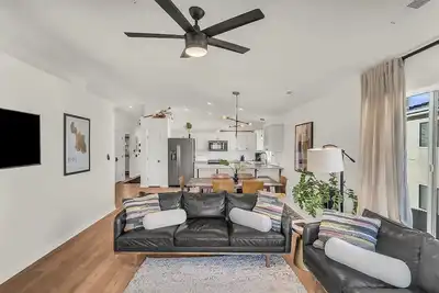 Image de Southwest themed 3 bedroom condo in Las Palmas with great view and amenities.