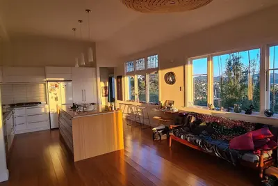 Image de A large modern home in central Wellington. Harbour and bush views.
