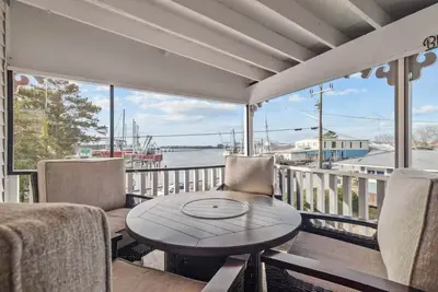 Image de Harborview! Sleeps up to 10. Spa and beside The Bean!