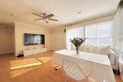 Image de Cute 2-bedroom house just 1. 5 mi from the Beach!