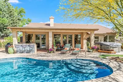 Image de Luxurious 2-bedroom home in 55+ Quail Creek with pool and on the golf course!