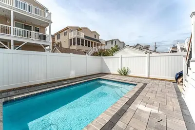 Image de Brand New Beach Block Home with a Pool and Elevator!