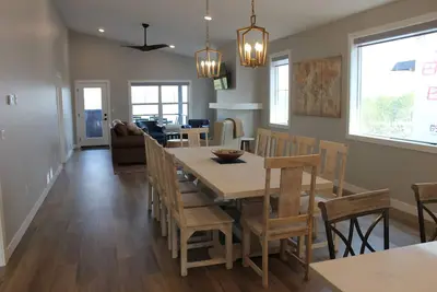 Image de RiverWest Superior Chalet - River View- Brand New - 20% of Bike Rentals