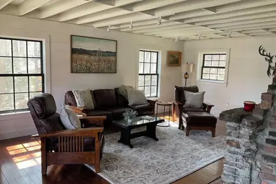 Image de “Charming 4 Bedroom Lakefront Farmhouse: Breathtaking Views & Relaxing Retreat\"