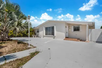 Image de Beautifully Styled Home with Private Backyard