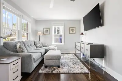 Image de 2bd 2ba Upscale Bungalow - Beautiful Yard​ + Grill