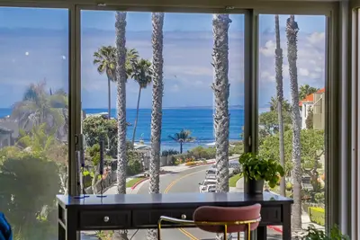 Image de Stunning Ocean Views from 4 rooms! Rare Beachfront location. 2 bedrooms, 2 bath condo in La Jolla