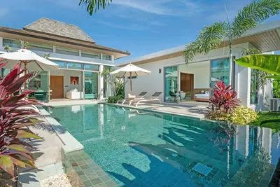 Top Spot! 2br Pool Oasis next to Boat Avenue