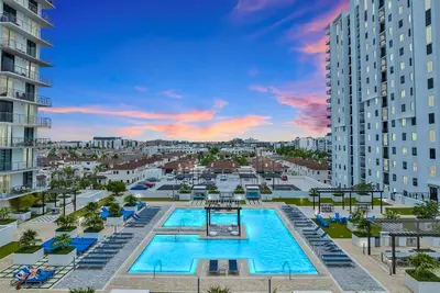 Image de Stylish Studio | Pool View | Heart of Downtown Doral