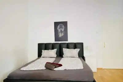 Image de Cozy2BR Apt for 6p, 10-Min Transport to Stadthalle