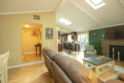 Image de Montclair Escape w/ Deck & Cozy Comforts