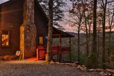 Image de 3-bedroom cabin in fabulous Blue Ridge with long range mountain views.