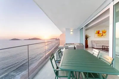 Image de Alojamiento frente al malecón By Partner Host