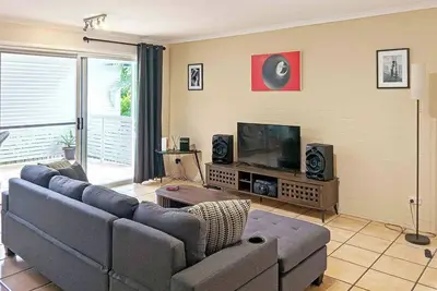 Image de New Farm Home - Private Mediterranean Oasis - Walk to Cafes and River