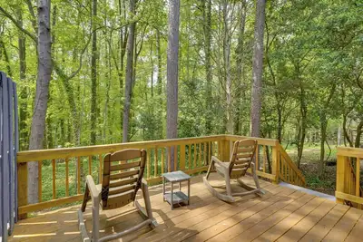 Image de 7 Mi to Dtwn Raleigh: Townhome w/ Deck!