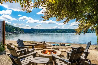 Image de Waterfront Oasis w/ Hot tub, Kayaks, & Firepit