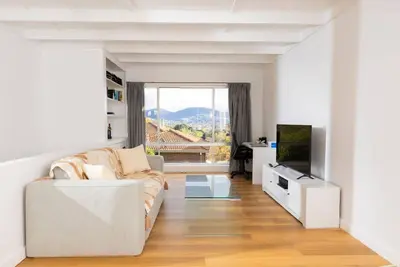 Image de Renovated two-level Sandy Bay apartment