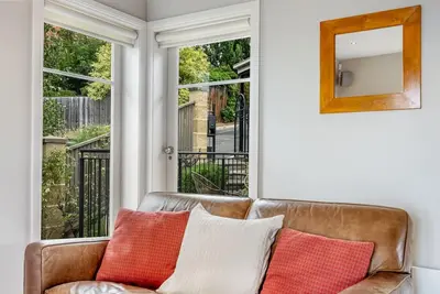 Image de Central & Private Bay Retreat