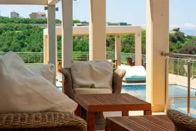 Image de 6-Bedroom Modern Seaview Villa in Agia Marina