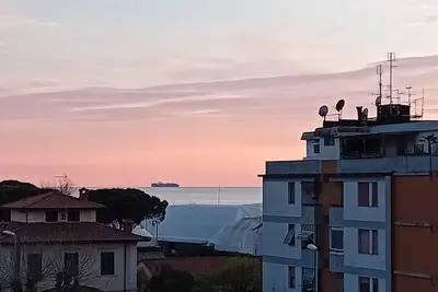 Image de Small Penthouse Sea View Mountains In Marina Di Carrara 100 Mt From The Sea