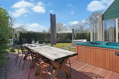 Image de A cozy 4-person holiday home at De Klepperstee in Ouddorp by the Sea, featuring a lush garden, full privacy, and a private jacuzzi – all within walking distance of the beach.