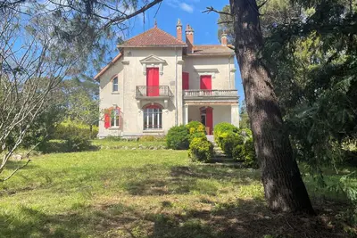 Image de Appartement familial dans maison bourgeoise avec parc arboré