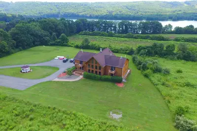 Spacieuse maison en rondins 8bd 7ba sur le lac Beltzville dans le sud de Poconos - Pas de bal