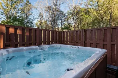 Image de Spacious Family Cabin - Game Room Fire Pit Hot Tub
