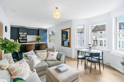 Image de Design-Led 3br Flat | Peaceful Escape near Beach