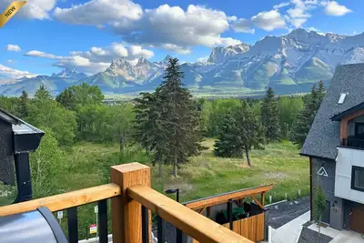 Image de New! Golden Escape with Mountain Views!