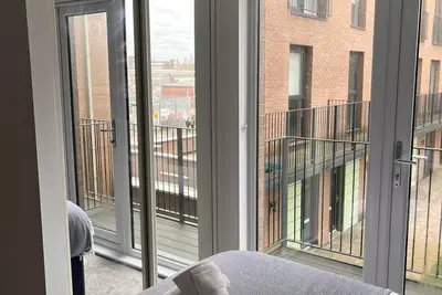 Image de Modern 2-Bed Waterfront Apartment with Parking – Near Liverpool Docks